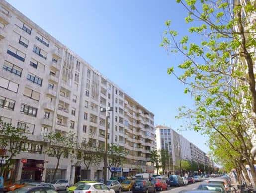 Fachada de edificios residenciales en la Avenida de Gasteiz bajo cielo despejado