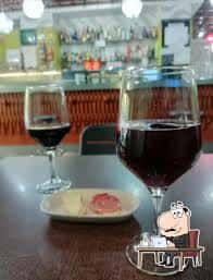 Vista de copas de vino y tapas en el Bar Txalaparta, ambiente acogedor