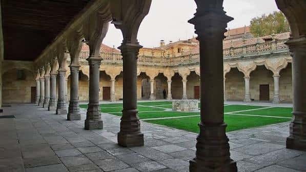 Detalle arquitectónico de las columnas y bóvedas del claustro de las Escuelas Menores