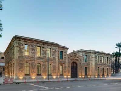 Fachada principal del Centro de Cultura Contemporánea Cárcel Vieja iluminada al atardecer