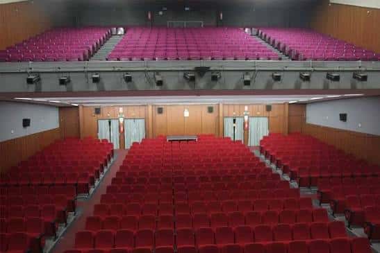 Vista general del interior del teatro con butacas rojas y palcos superiores