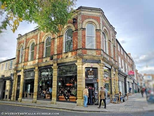 Fachada exterior del Micklegate Social en York, mostrando su arquitectura de ladrillo y ventanas arqueadas