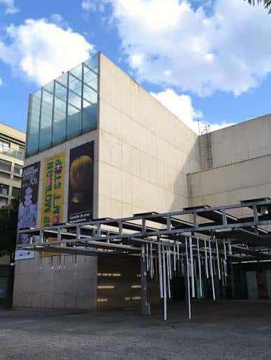 Vista exterior del edificio del MuVIM con su fachada de hormigón y estructura metálica