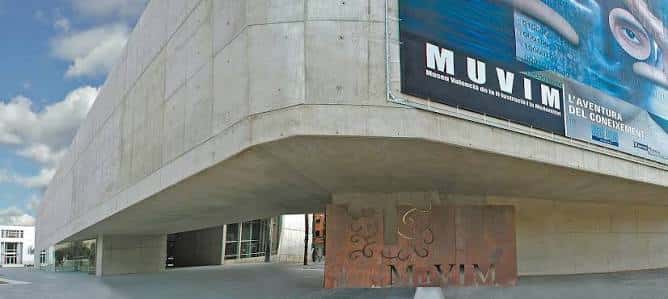 Detalle de la entrada principal del museo con el logo del MuVIM en metal oxidado