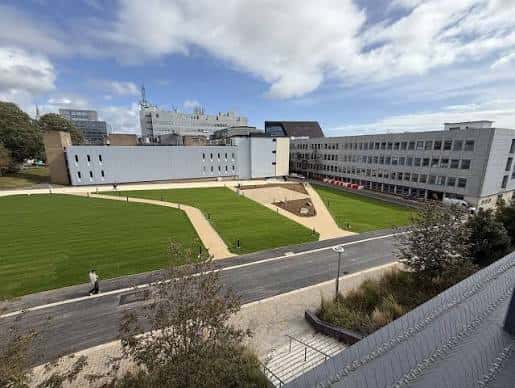 Vista aérea del campus universitario con amplias zonas verdes y edificios académicos