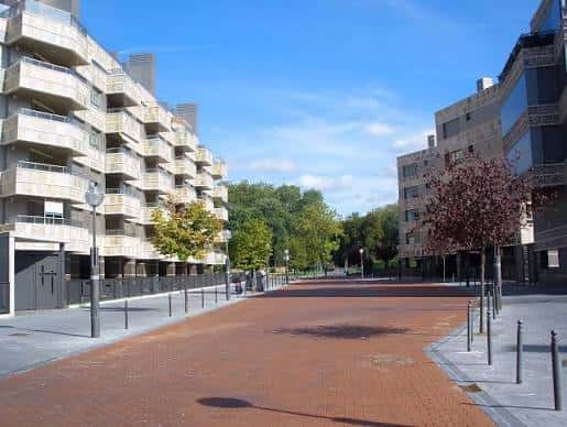 Vista panorámica del Paseo de la Música con edificios residenciales y árboles en primer plano