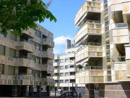 Detalle arquitectónico de los balcones curvos y fachada de piedra del Paseo de la Música