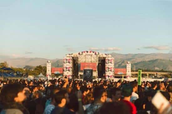 Vista general del escenario principal del festival con montañas al fondo