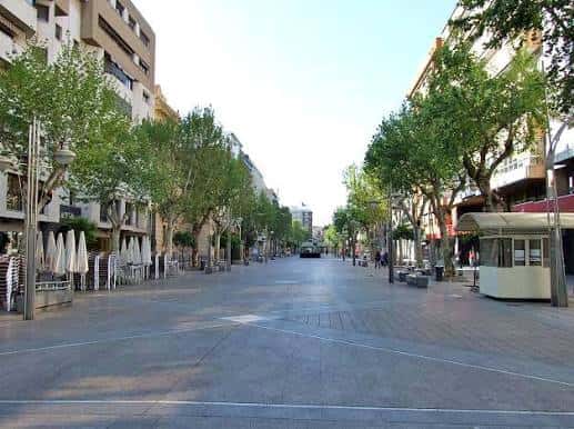 Vista panorámica del Bulevar Gran Capitán con árboles y edificios modernos