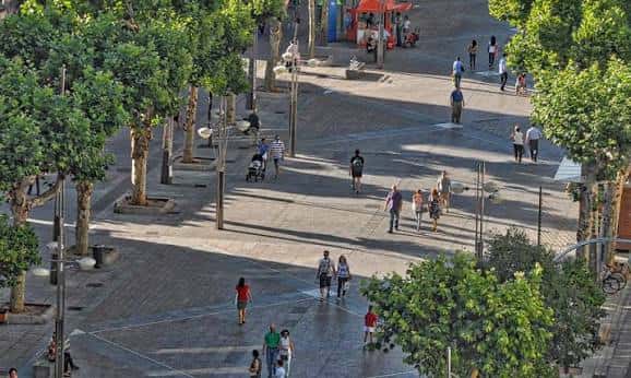 Perspectiva elevada del bulevar con peatones y zonas verdes