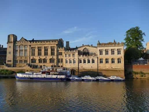 Vista exterior del Guildhall desde el río Ouse