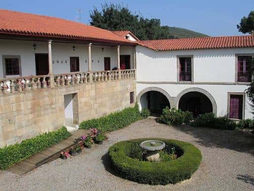 Vista del patio interior del Pazo de Tor con jardín central y arquitectura tradicional gallega