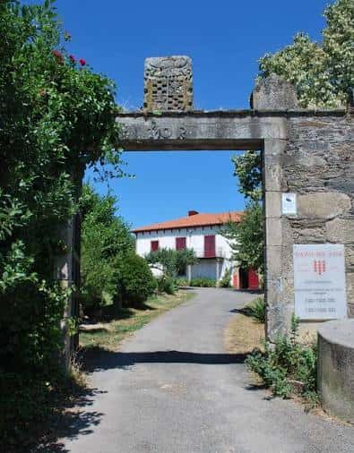 Entrada principal al Pazo de Tor con arco de piedra y señalización del museo