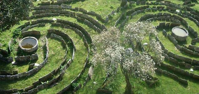 Jardín laberinto del Pazo de Tor con setos y árboles en flor, ideal para eventos al aire libre