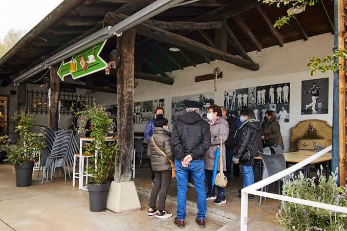 Terraza exterior del Hogar del Jubilado Gure Kabia con personas reunidas