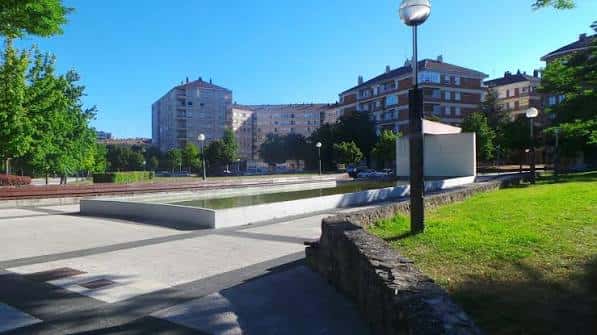 Plaza central con fuentes y edificios residenciales al fondo