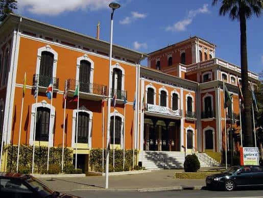 Fachada principal de la Casa Colón con arquitectura neoclásica y banderas