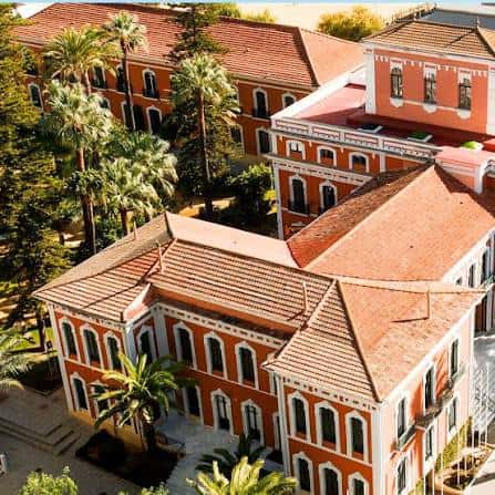 Vista aérea del complejo de la Casa Colón con jardines y palmeras