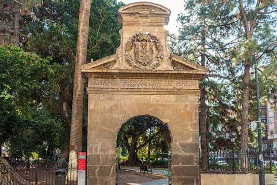 Arco de entrada principal del Jardín de Floridablanca con escudo heráldico