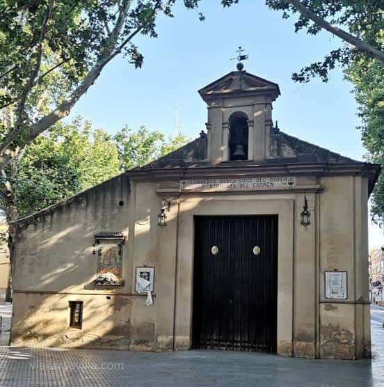 Vista exterior de la Capilla de Santa Cruz del Rodeo con su fachada clásica y campanario
