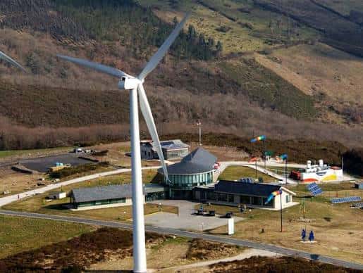Vista aérea del Centro de Interpretación del Parque Eólico Sotavento con una turbina en primer plano