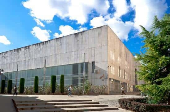 Vista exterior de la Biblioteca Pública del Estado en Granada bajo un cielo azul