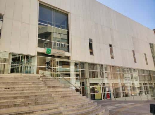Entrada principal de la biblioteca con escalinata y fachada moderna