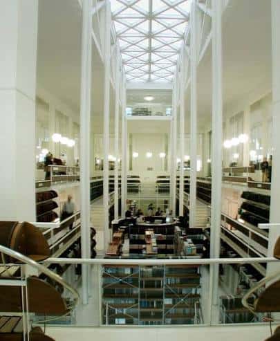 Interior de la biblioteca con múltiples niveles y estanterías de libros