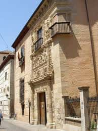 Fachada histórica del Museo Arqueológico y Etnológico de Granada con detalles ornamentales
