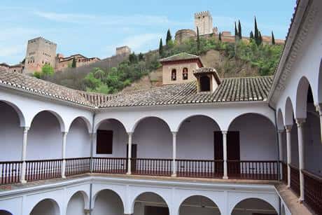 Vista del patio del museo con la Alhambra al fondo