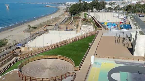 Vista aérea del Parque Mediterráneo mostrando zonas deportivas y la playa