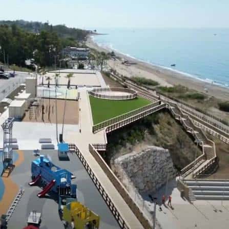 Área de juegos infantiles y zonas verdes frente al mar