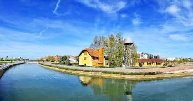 Vista panorámica del Espai de la Copa de l'Aigua con el canal y el edificio amarillo característico