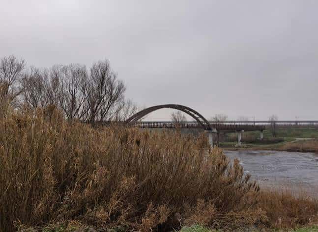 Puente arqueado sobre el río Segre en el entorno del Espai de la Copa de l'Aigua
