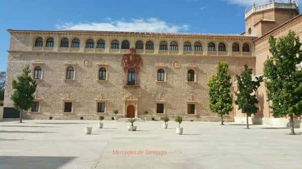 Fachada principal del Palacio Arzobispal con el escudo central