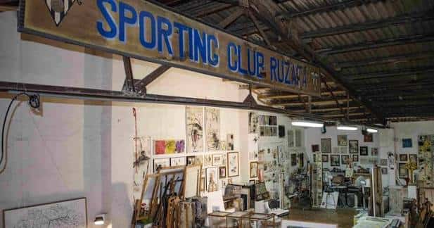 Interior del Sporting Club Russafa mostrando el letrero principal y el espacio de exposiciones
