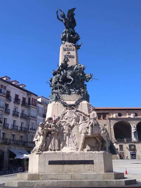 Monumento a la Batalla de Vitoria en la Plaza de la Paz bajo un cielo despejado