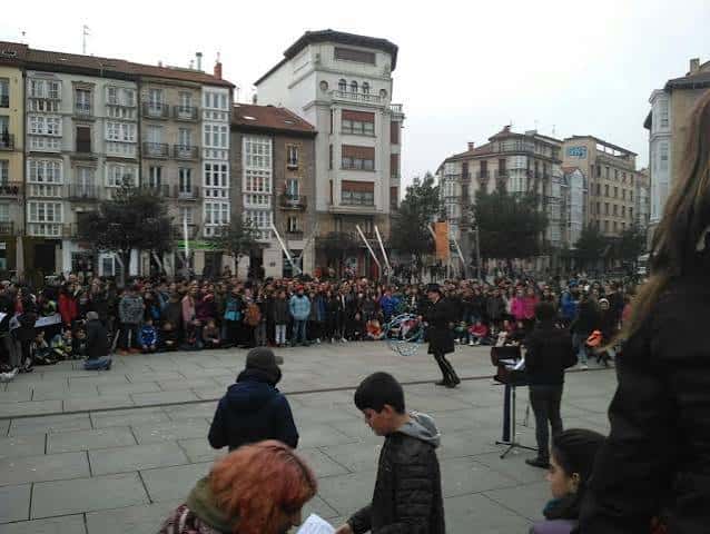 Concurso de baile en la Plaza de la Paz con público reunido