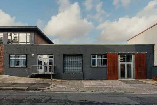 Fachada exterior moderna de KARST en Plymouth con detalles en madera y cristal