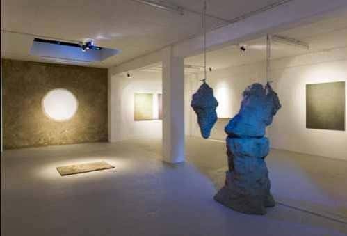 Exposición en KARST con esculturas colgantes y obras en pared