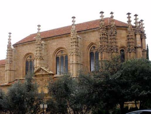 Vista exterior de la Iglesia de Sancti-Spíritus mostrando su fachada gótica y detalles arquitectónicos