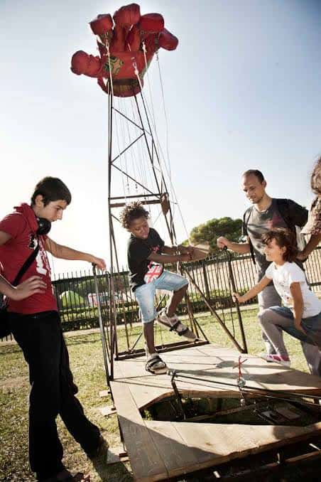 Espectáculo de títeres con globo rojo en el parque
