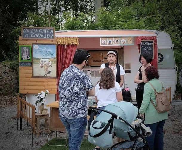 Caravana teatral con público familiar en el parque