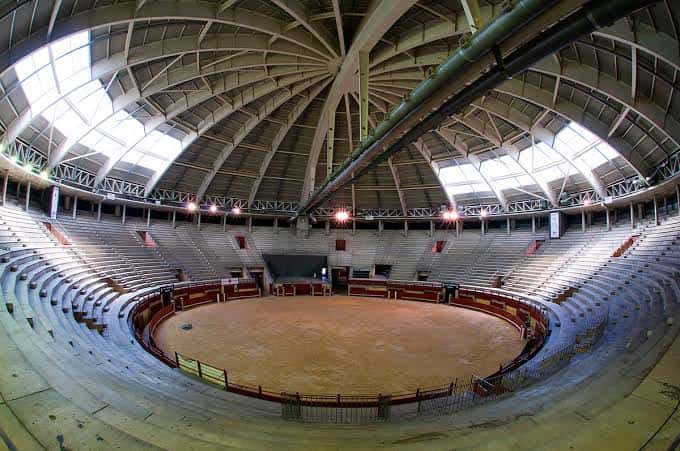 Vista panorámica del interior de La Nueva Cubierta de Leganés, mostrando la estructura arquitectónica y el ruedo central
