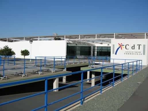 Vista exterior del Centro de Convenciones y Turismo de Torrevieja con su fachada blanca y logotipo visible