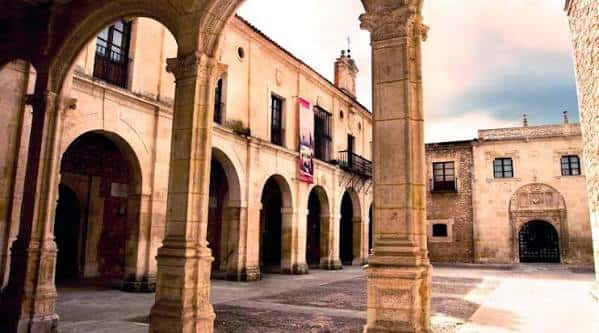 Patio interior con arcos y columnas de piedra de la Facultad de Derecho