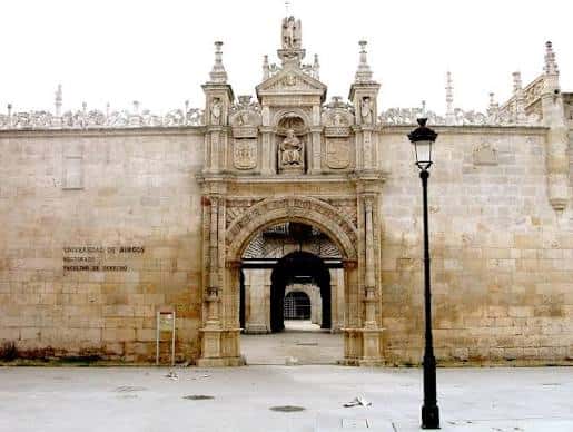 Entrada monumental de la Facultad de Derecho con farola clásica
