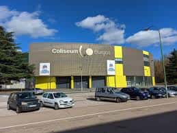 Vista exterior del Polideportivo El Círculo (Coliseum Burgos) con su fachada moderna y aparcamiento