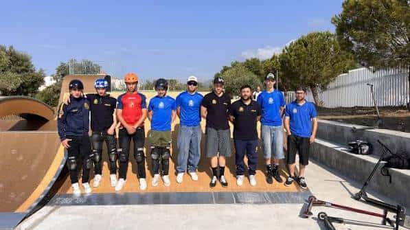 Grupo de riders y organizadores posando en el skatepark Bello Horizonte