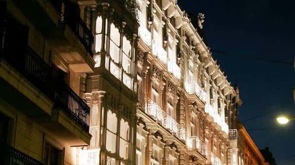 Fachada iluminada de la Fundación Mediterráneo en Cartagena por la noche